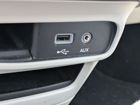 Used 2017 Chrysler Pacifica Touring-L FWD image 27
