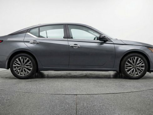 Used 2025 Nissan Altima 2.5 SV image 11