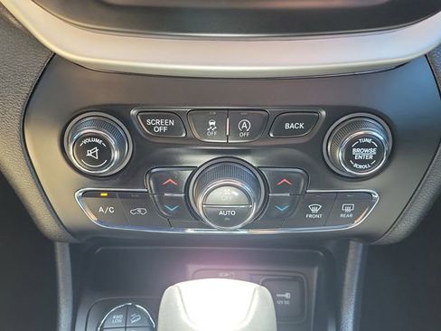 Used 2018 Jeep Cherokee Trailhawk AWD/4WD image 32