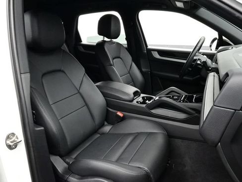 Certified 2025 Porsche Cayenne AWD/4WD image 17