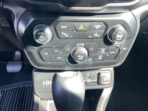 Used 2018 Jeep Renegade Latitude w/ UConnect 8.4 Nav Group image 20