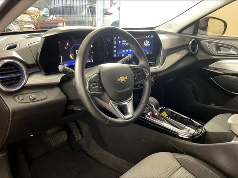 Used 2025 Chevrolet Trax LT w/ LT Convenience Package FWD image 15