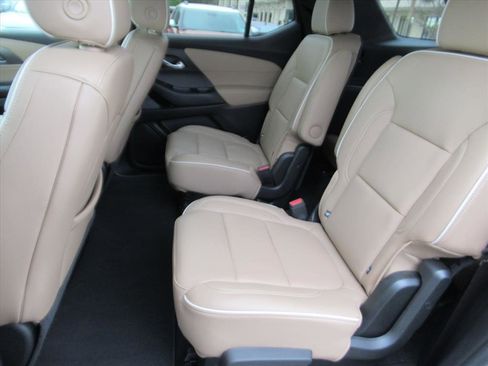 Used 2023 Chevrolet Traverse Premier image 30