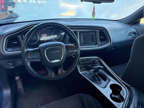 Used 2015 Dodge Challenger SXT image 5