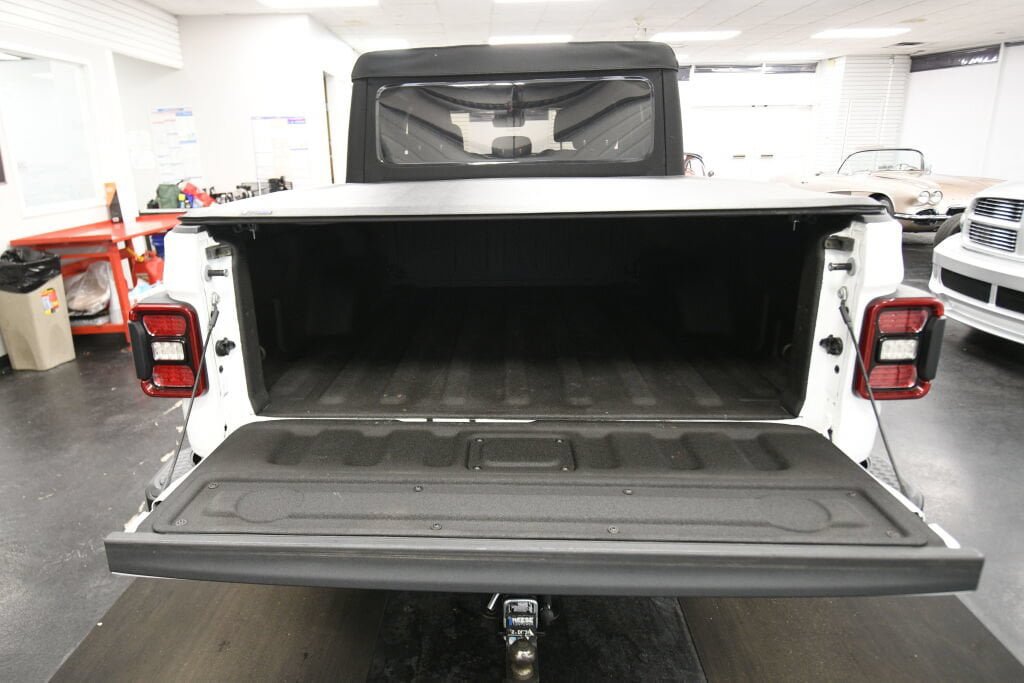 Used 2024 Jeep Gladiator Mojave w/ Technology Group AWD/4WD image 23