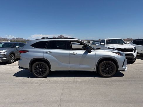 Used 2023 Toyota Highlander XSE FWD image 3
