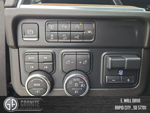 Used 2025 Chevrolet Tahoe High Country AWD/4WD image 32