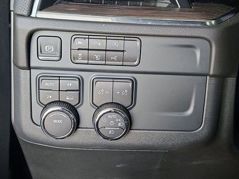 Certified 2025 Chevrolet Suburban Premier image 14