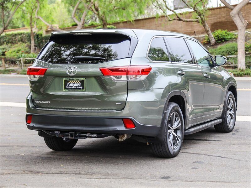 Used 2017 Toyota Highlander LE AWD/4WD image 5