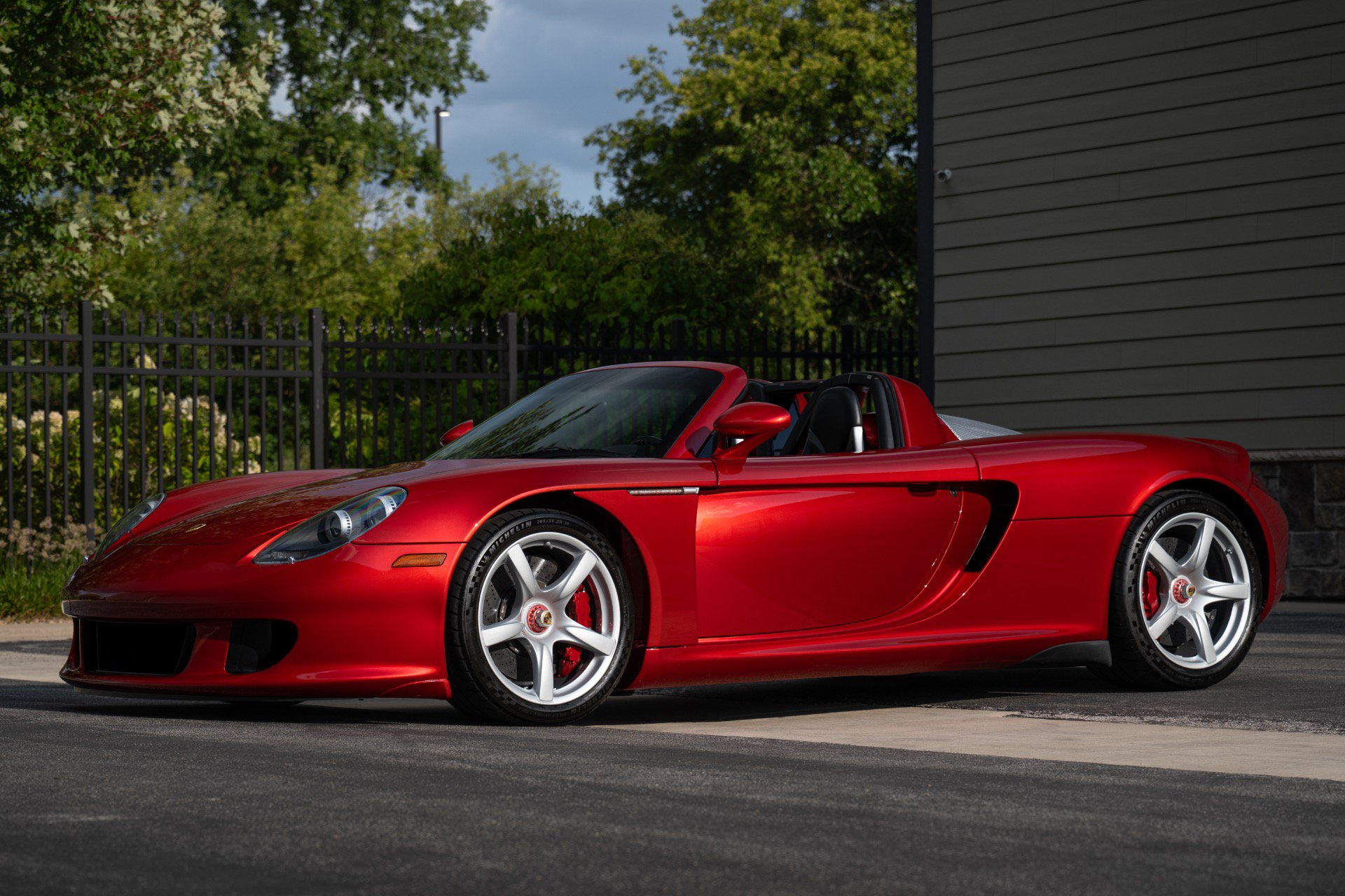 Used 2005 Porsche Carrera GT RWD image 3