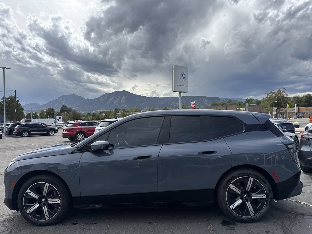 Used 2024 BMW iX xDrive50 w/ Sport Package AWD/4WD image 4