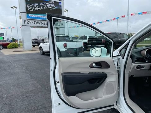 Used 2017 Chrysler Pacifica Touring-L Plus FWD image 9