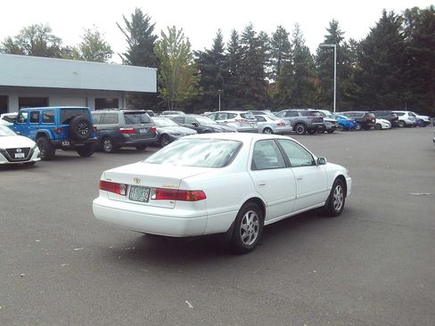 Used 2001 Toyota Camry LE w/ Value Pkg 5 FWD image 5
