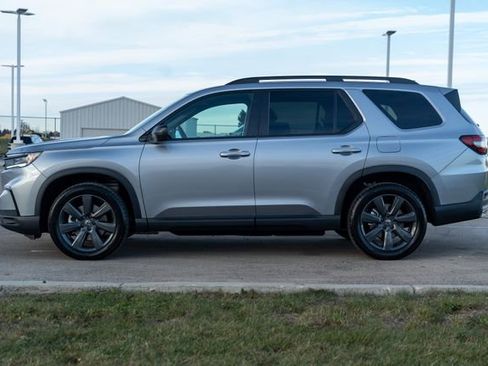 Used 2025 Honda Pilot Sport image 4