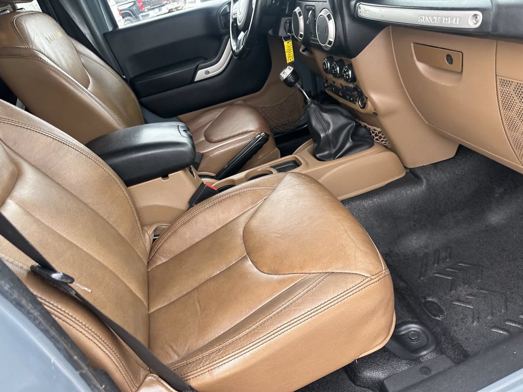Used 2014 Jeep Wrangler Unlimited Sahara w/ Connectivity Group AWD/4WD image 16