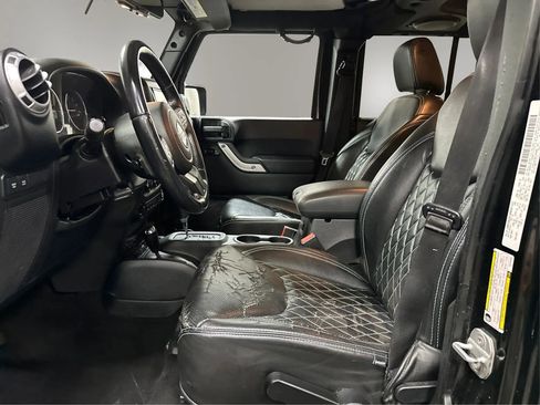 Used 2013 Jeep Wrangler Unlimited Rubicon w/ Connectivity Group AWD/4WD image 9