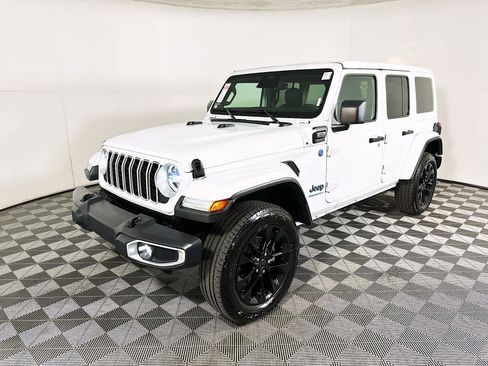 Used 2025 Jeep Wrangler Sahara w/ Safety Group image 7