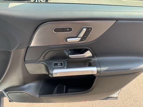 Used 2020 Mercedes-Benz GLB 250 4MATIC image 31