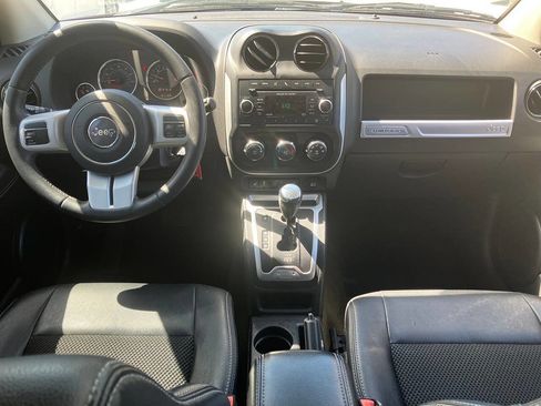 Used 2017 Jeep Compass Latitude FWD image 11