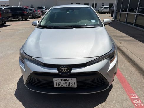 Used 2023 Toyota Corolla LE FWD image 3