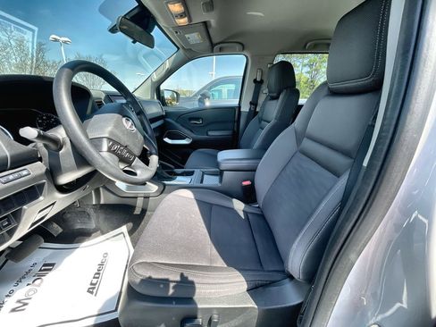 Used 2024 Nissan Frontier SV image 18