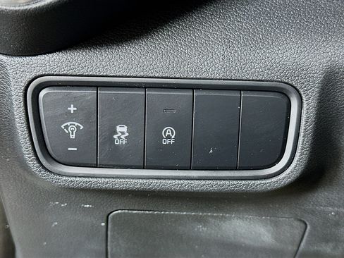 Used 2025 Kia Soul LX w/ LX Technology Package FWD image 17