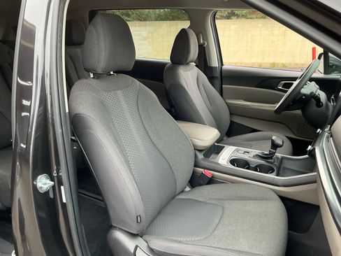 Used 2025 Kia Carnival LX image 21