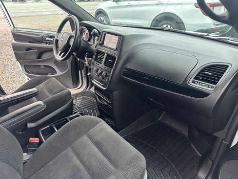 Used 2017 Dodge Grand Caravan SE image 27