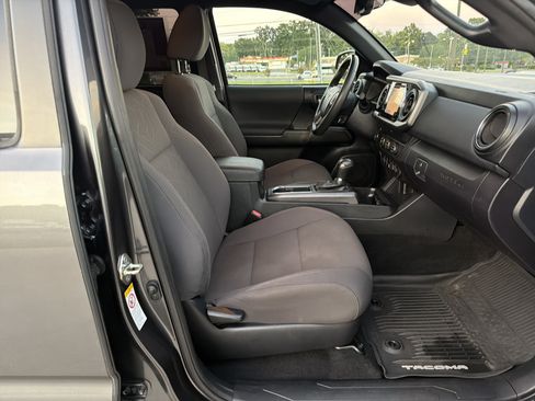 Used 2019 Toyota Tacoma TRD Sport w/ Technology Package RWD image 32