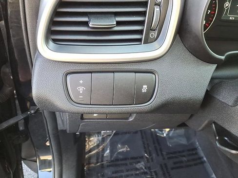 Used 2017 Kia Sorento FWD image 12