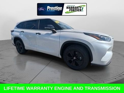 Used 2024 Toyota Highlander LE FWD image 1