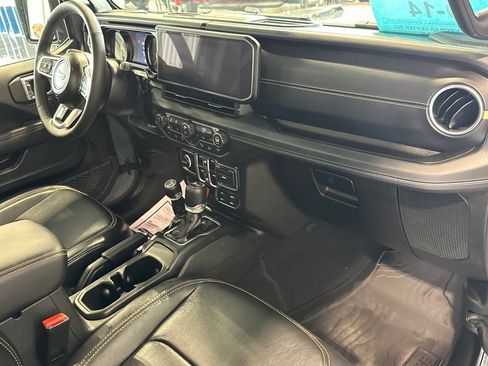 Used 2026 Jeep Wrangler Unlimited Sahara AWD/4WD image 32