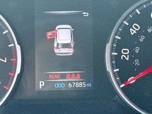 Used 2021 Toyota RAV4 XLE w/ Convenience Package FWD image 9