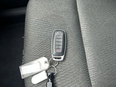 Used 2025 Nissan Rogue SV FWD image 18