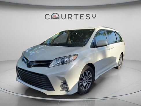 Used 2020 Toyota Sienna XLE FWD image 1