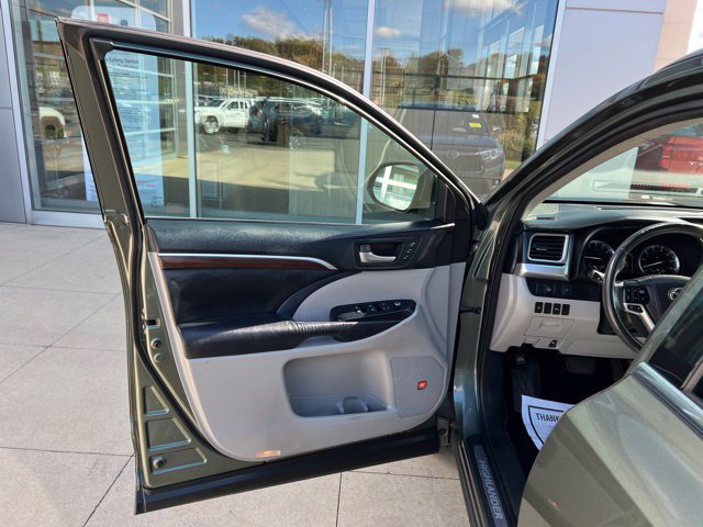 Used 2016 Toyota Highlander Limited AWD/4WD image 25