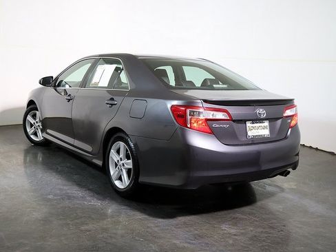 Used 2014 Toyota Camry SE image 2