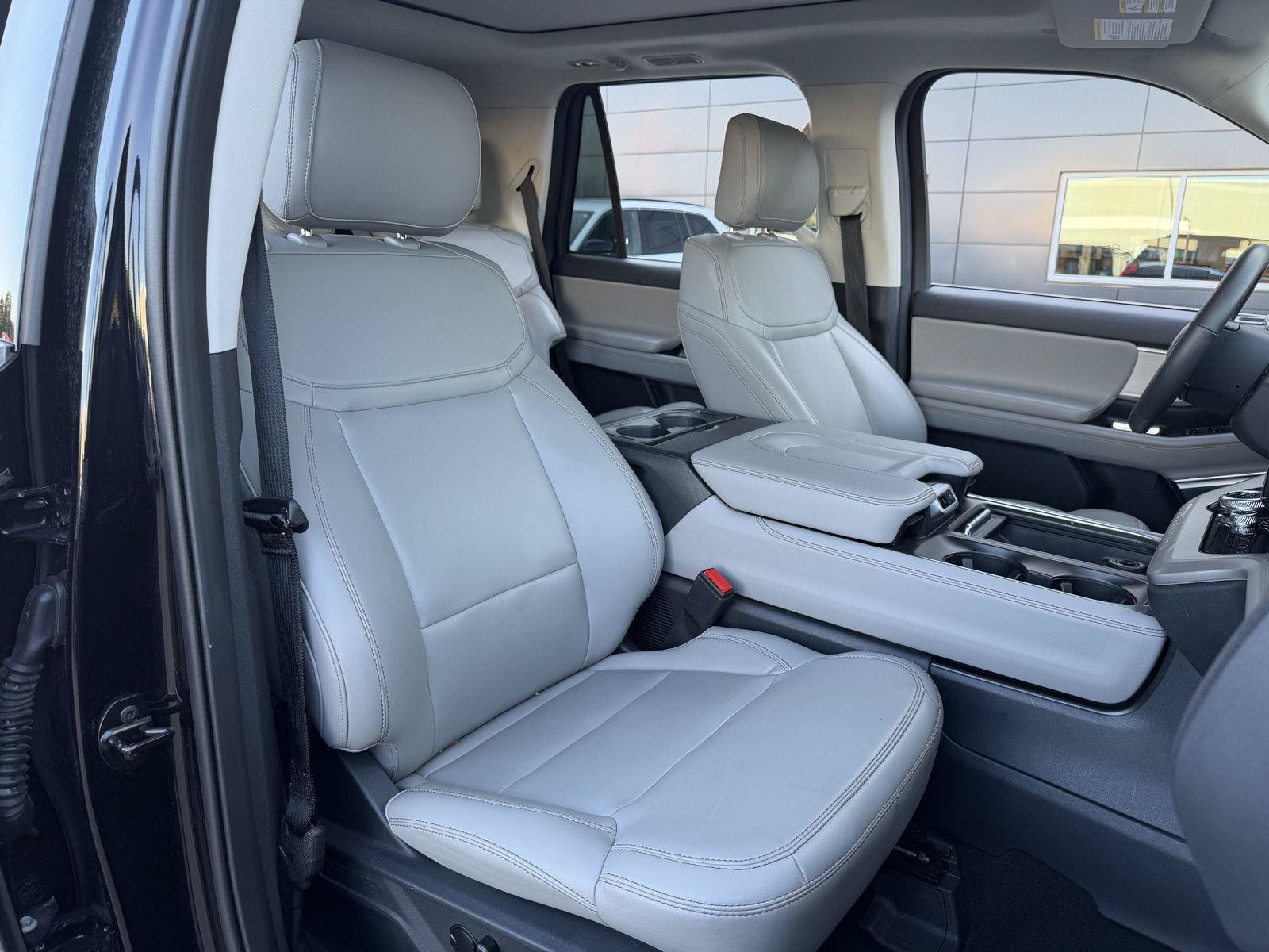 Used 2025 Ford Expedition Active AWD/4WD image 25
