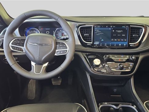 Used 2026 Chrysler Pacifica Limited image 9