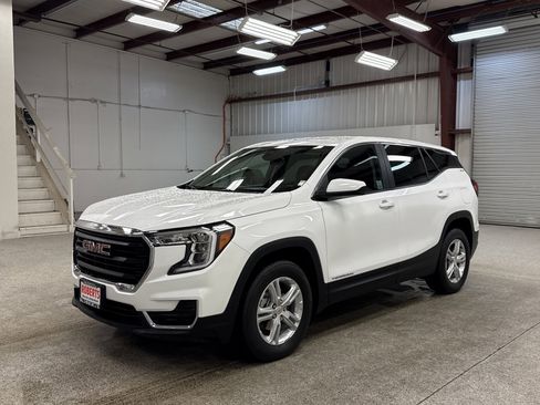 Used 2024 GMC Terrain SLE image 1