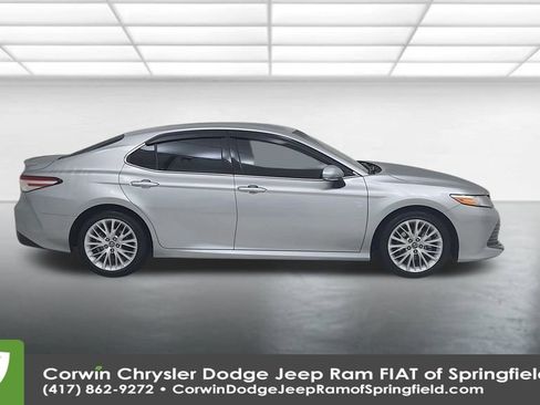 Used 2018 Toyota Camry XLE image 17