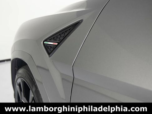 Used 2022 Lamborghini Urus AWD/4WD image 48