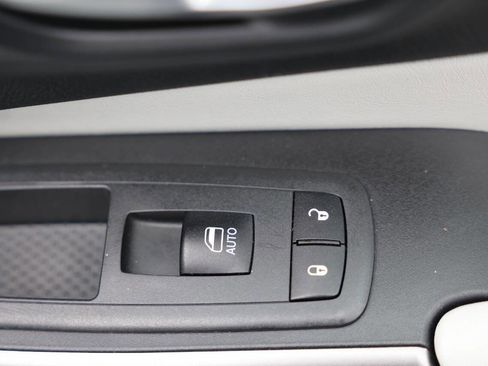 Used 2019 Jeep Cherokee Limited AWD/4WD image 11