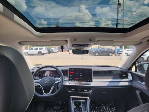 New 2025 Volkswagen Tiguan SE image 13