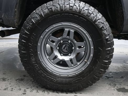 Used 2017 Toyota Tacoma TRD Sport w/ Tow Package (A/T) AWD/4WD image 12