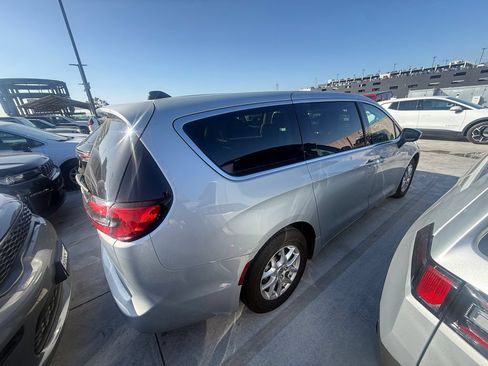 Used 2023 Chrysler Pacifica Touring-L FWD image 2