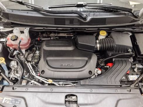 Used 2024 Chrysler Pacifica Touring-L FWD image 3