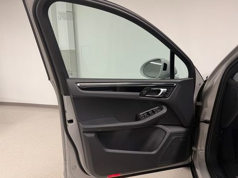 Certified 2026 Porsche Macan AWD/4WD image 34