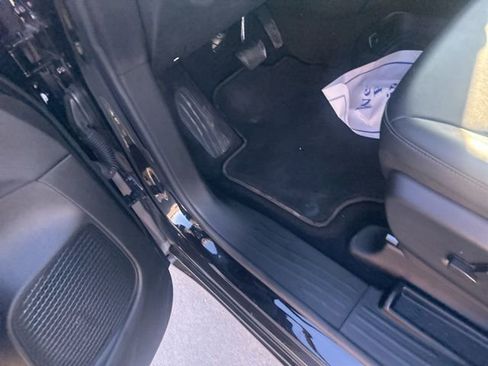 Used 2025 Chrysler Pacifica Select w/ Uconnect Theater Family Group image 22