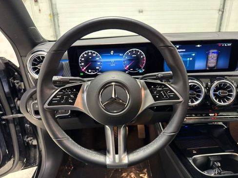 Used 2025 Mercedes-Benz CLA 250 4MATIC w/ Exclusive Package image 28